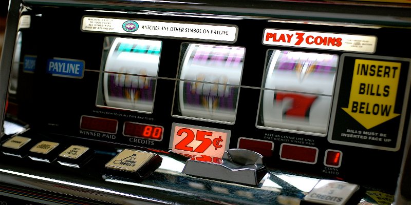 Slot Machine có thể hiểu đơn giản là máy đánh bạc